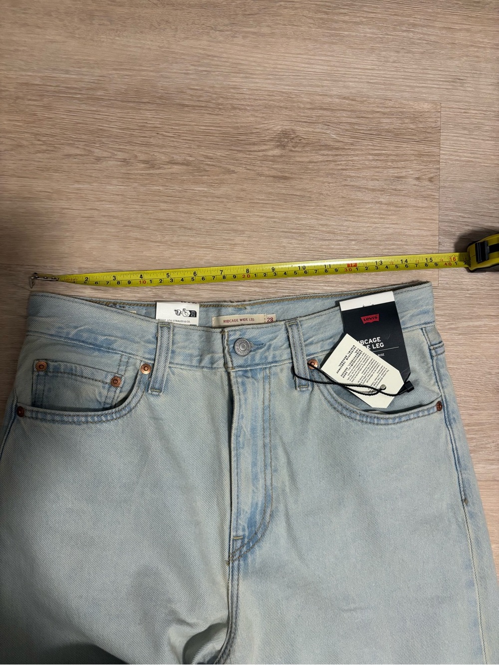NWT Levi’s Ribcage Wide-Leg Jeans in De Oro Light Wash - Picture 9 of 11
